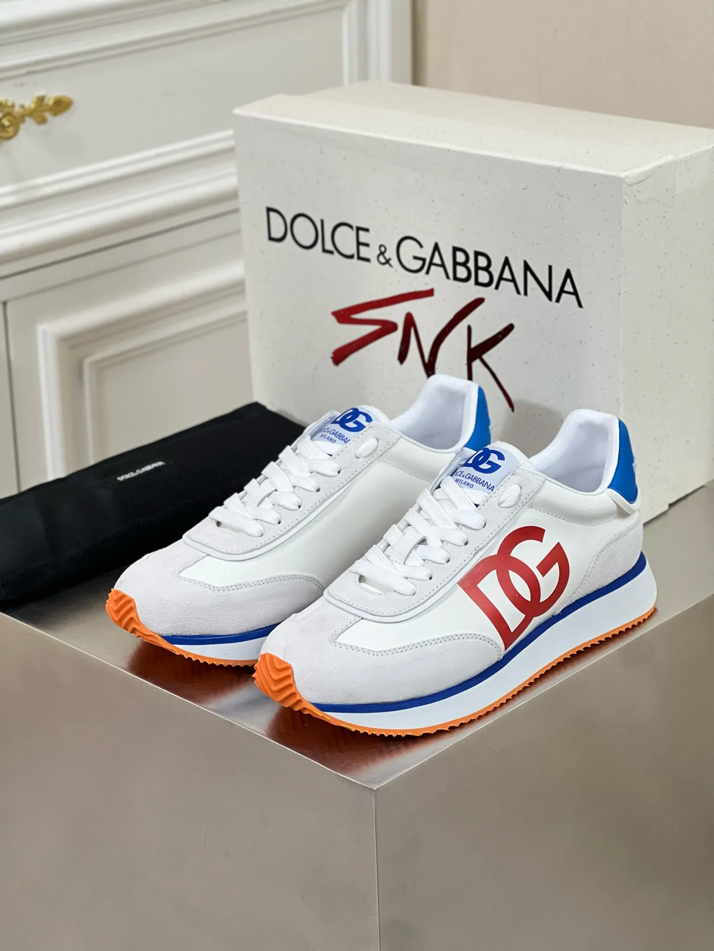 Factory price: 458💰••New product•• Dolce&G*_dgDolce&G*_dgDolce&G*_dgDolce&G*_dgDolce&G*_dgDolce&G*_dgDolce&G*_dgDolce&G*_dgDolce&G* 2024 new men's lace-up leather casual sneakers for early spring are made of imported suede cowhide spliced ​​with waterproof fabrics, mixed and matched color design, a fashionable and energetic sneaker that can easily meet the needs of modern dressing and highlight the contemporary lifestyle style. The foot is fully lined with cowhide for greater comfort. The tongue and heel are decorated with logos. It is equipped with a rubber outsole. The heel and toe are wrapped to further protect our feet. It is a model worth buying! Size: 39-44 (customized at 38.45)